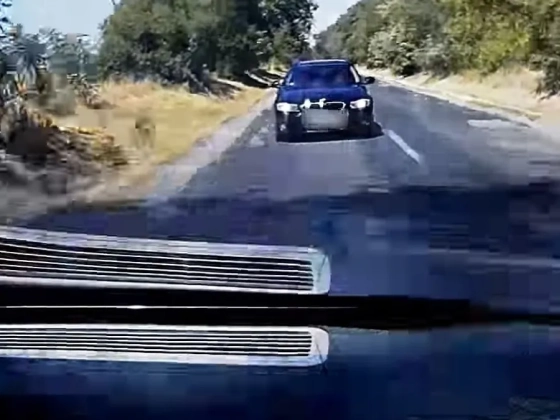 Tolakodott a BMW-s, nyíltak is a légzsákok az idióta balesetben